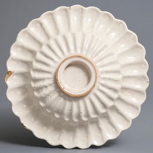A white Dutch Delft gadrooned dish, 17th C. — photo 2