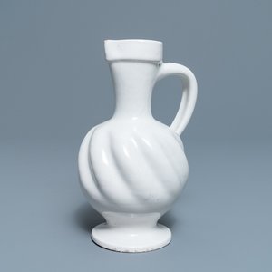 A white Dutch Delft gadrooned jug, 17th C. — 照片 1