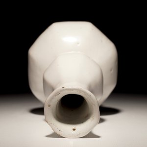 A white Dutch Delft gourd-shaped vase, 18th C. — photo 5