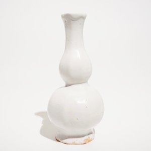 A white Dutch Delft gourd-shaped vase, 18th C. — photo 9