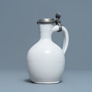 A white Dutch Delft jug with pewter cover, 17th C. — 照片 1