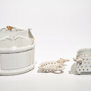 A white Dutch Delft letter holder and two strainers, 18th C. — 照片 1