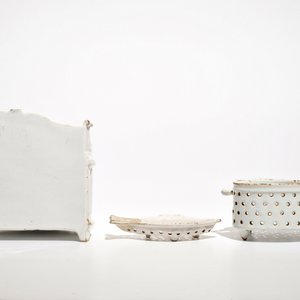 A white Dutch Delft letter holder and two strainers, 18th C. — 照片 3