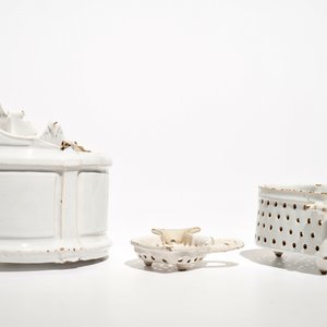 A white Dutch Delft letter holder and two strainers, 18th C. — 照片 4
