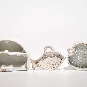 A white Dutch Delft letter holder and two strainers, 18th C. — 照片 6