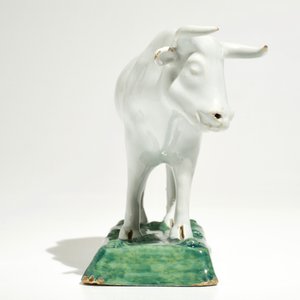 A white Dutch Delft model of a cow on a green base, 18th C. — 照片 3