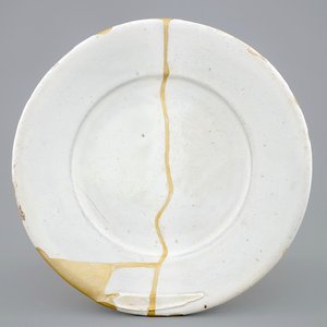 A white Dutch Delft plate with kintsugi style repair, 17th C. — 照片 1