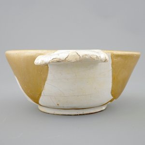 A white Dutch Delft porringer with kintsugi style repair, 17th C. — 照片 4