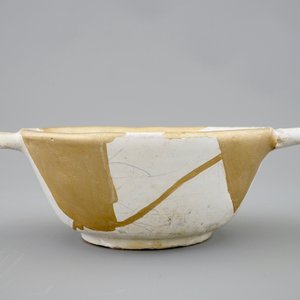 A white Dutch Delft porringer with kintsugi style repair, 17th C. — 照片 7