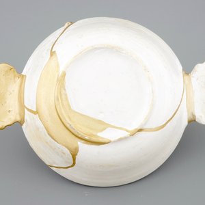 A white Dutch Delft porringer with kintsugi style repair, 17th C. — 照片 3