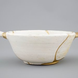 A white Dutch Delft porringer with kintsugi style repair, 17th C. — 照片 6