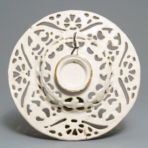 A white Dutch Delft reticulated dish, 17th C. — 照片 2