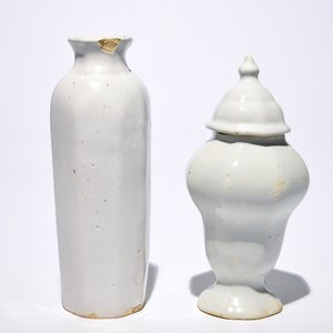 A white Dutch Delft rouleau vase and a vase with cover, 17/18th C. — photo 3