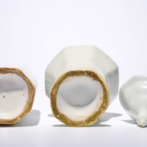 A white Dutch Delft rouleau vase and a vase with cover, 17/18th C. — photo 6