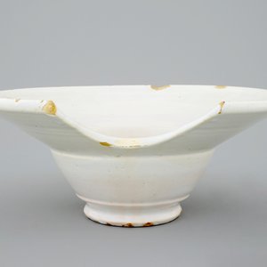 A white Dutch Delft shaving bowl, 18th C. — 照片 3