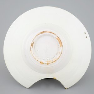 A white Dutch Delft shaving bowl, 18th C. — 照片 7