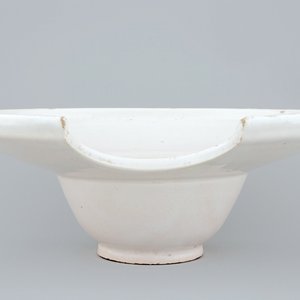 A white Dutch Delft shaving bowl, late 18th C. — 照片 3