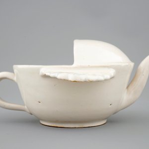A white Dutch Delft spouted bowl, 18th C. — photo 4