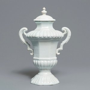 A white Dutch Delft two-handled urn and cover, late 17th C. — 照片 1