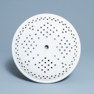 A white Dutch Delftware strainer, 18th C. — 照片 2