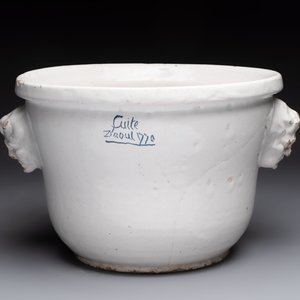 A white French Delftware jardinière, dated August 1770 — photo 3