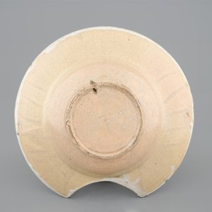 A white French faience shaving bowl, 19th C. — 照片 2