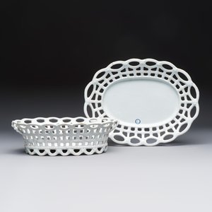 A white-glazed Brussels faience reticulated bread basket and stand — 照片 1