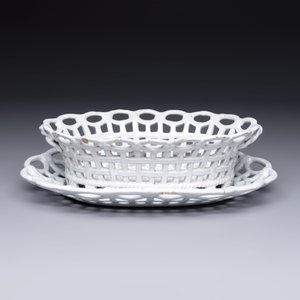 A white-glazed Brussels faience reticulated bread basket and stand — 照片 2