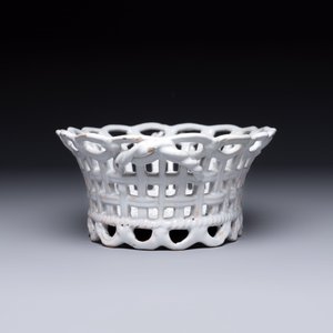 A white-glazed Brussels faience reticulated bread basket and stand — 照片 4