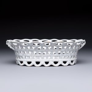 A white-glazed Brussels faience reticulated bread basket and stand — 照片 5