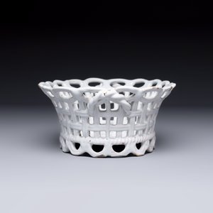 A white-glazed Brussels faience reticulated bread basket and stand — 照片 6