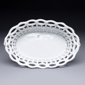 A white-glazed Brussels faience reticulated bread basket and stand — 照片 7