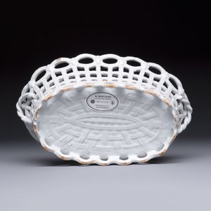 A white-glazed Brussels faience reticulated bread basket and stand — 照片 8