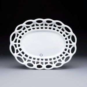 A white-glazed Brussels faience reticulated bread basket and stand — 照片 9
