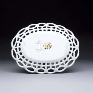 A white-glazed Brussels faience reticulated bread basket and stand — 照片 10