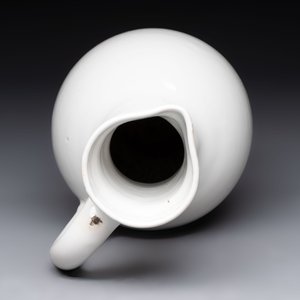 A white-glazed Delftware wine jug, early 18th C. — photo 5