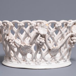 A white-glazed reticulated 'grape vines' basket, France or Italy, 19th C. — 照片 2