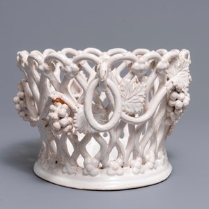 A white-glazed reticulated 'grape vines' basket, France or Italy, 19th C. — 照片 3