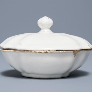 A white-glazed spice box and cover, Brussels, 18th C. — photo 1
