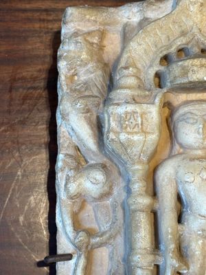 A white marble fragment of Parvati and a white marble fragment of Tirthankara, India, 12/13th C. — photo 12