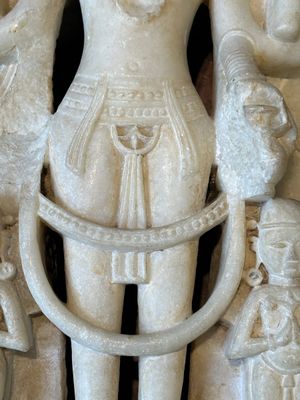 A white marble fragment of Parvati and a white marble fragment of Tirthankara, India, 12/13th C. — photo 3