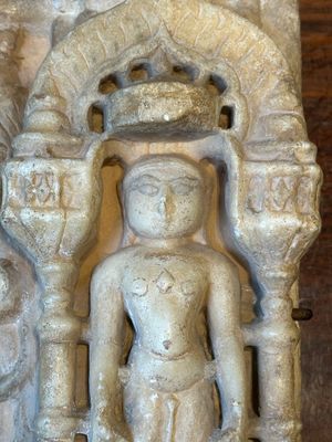 A white marble fragment of Parvati and a white marble fragment of Tirthankara, India, 12/13th C. — photo 10