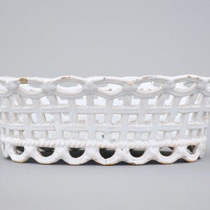 A white monochrome Brussels faience open-worked basket on stand, 18th C. — photo 11