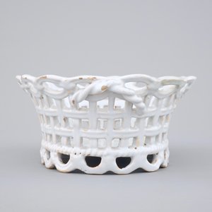 A white monochrome Brussels faience open-worked basket on stand, 18th C. — photo 12