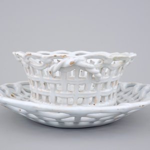 A white monochrome Brussels faience open-worked basket on stand, 18th C. — photo 4