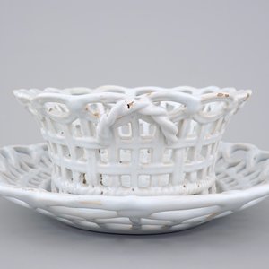 A white monochrome Brussels faience open-worked basket on stand, 18th C. — photo 6