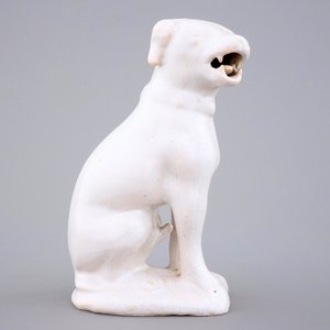 A white monochrome Dutch Delft figure of a dog, 18th C. — photo 2