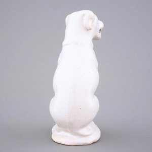 A white monochrome Dutch Delft figure of a dog, 18th C. — photo 5
