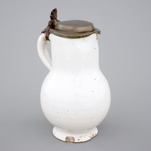 A white monochrome Dutch Delft pewter-mounted jug, 17/18th C. — 照片 1