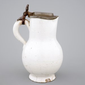 A white monochrome Dutch Delft pewter-mounted jug, 17/18th C. — 照片 3